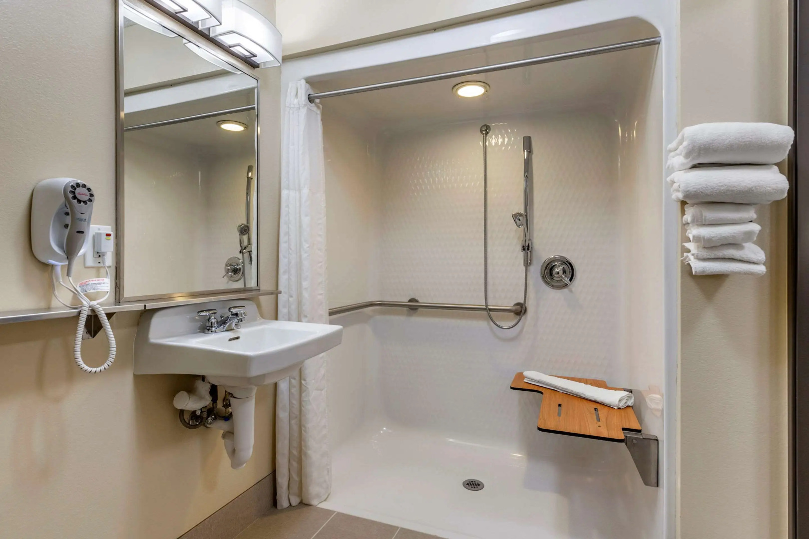 Comfort Inn & Suites Diamondale – Lansing