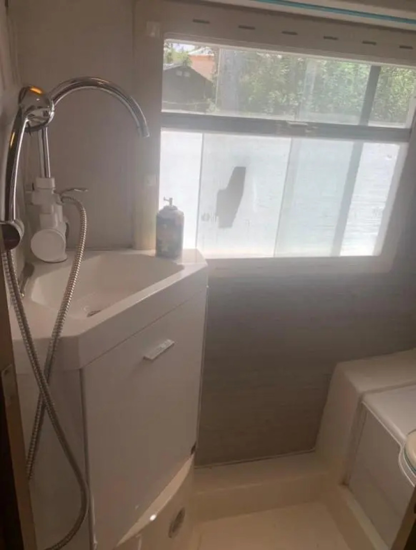 Camping car fixe dans la campagne