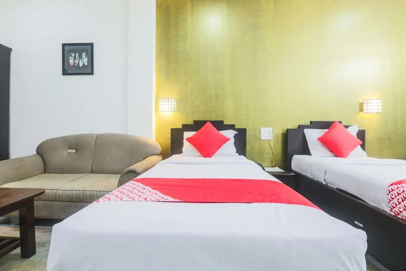 Oyo 24696 Green Point