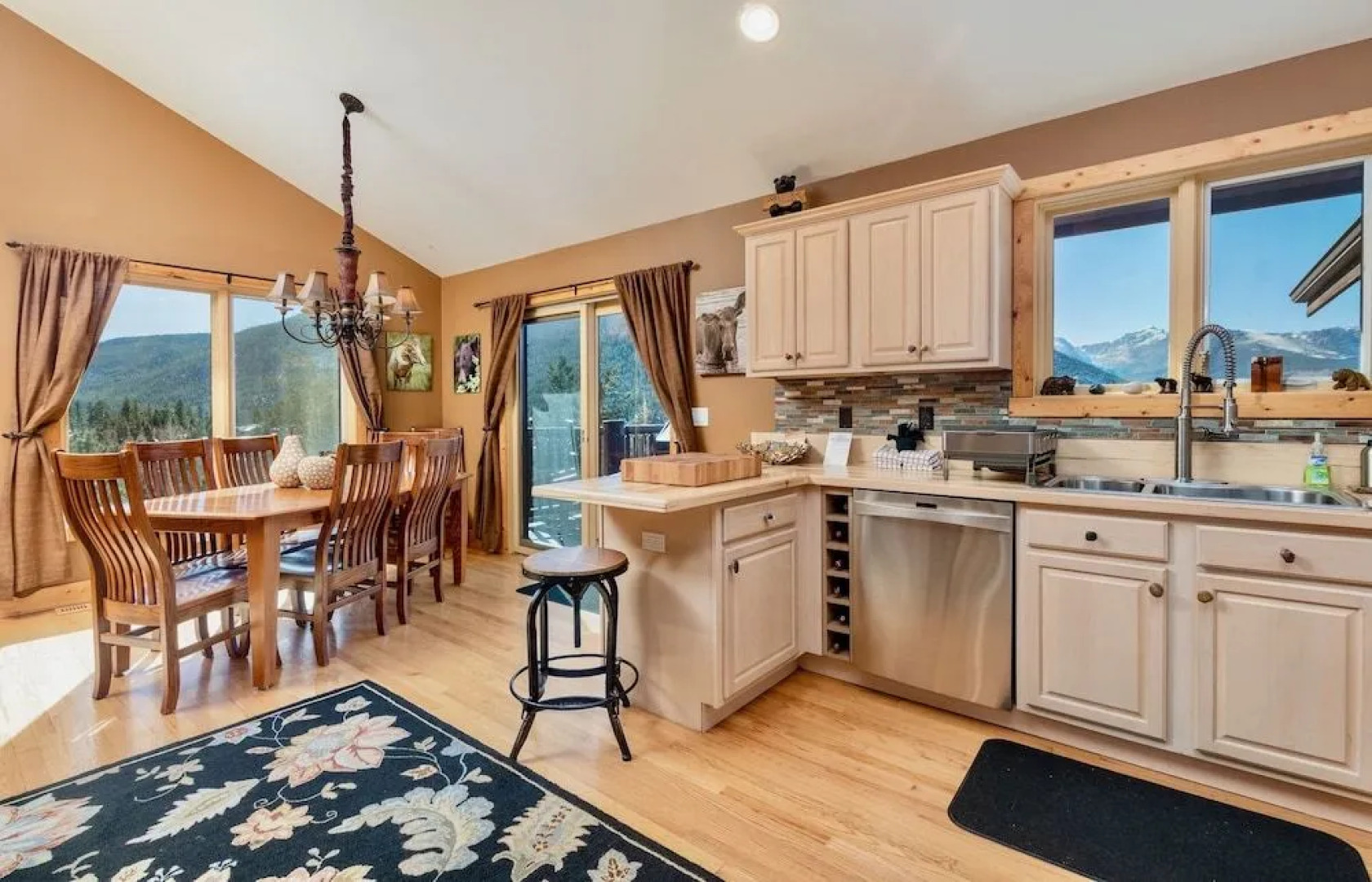 Awestruck Luxury Vacation  At Windcliff 3 Bedroom Home by RedAwning