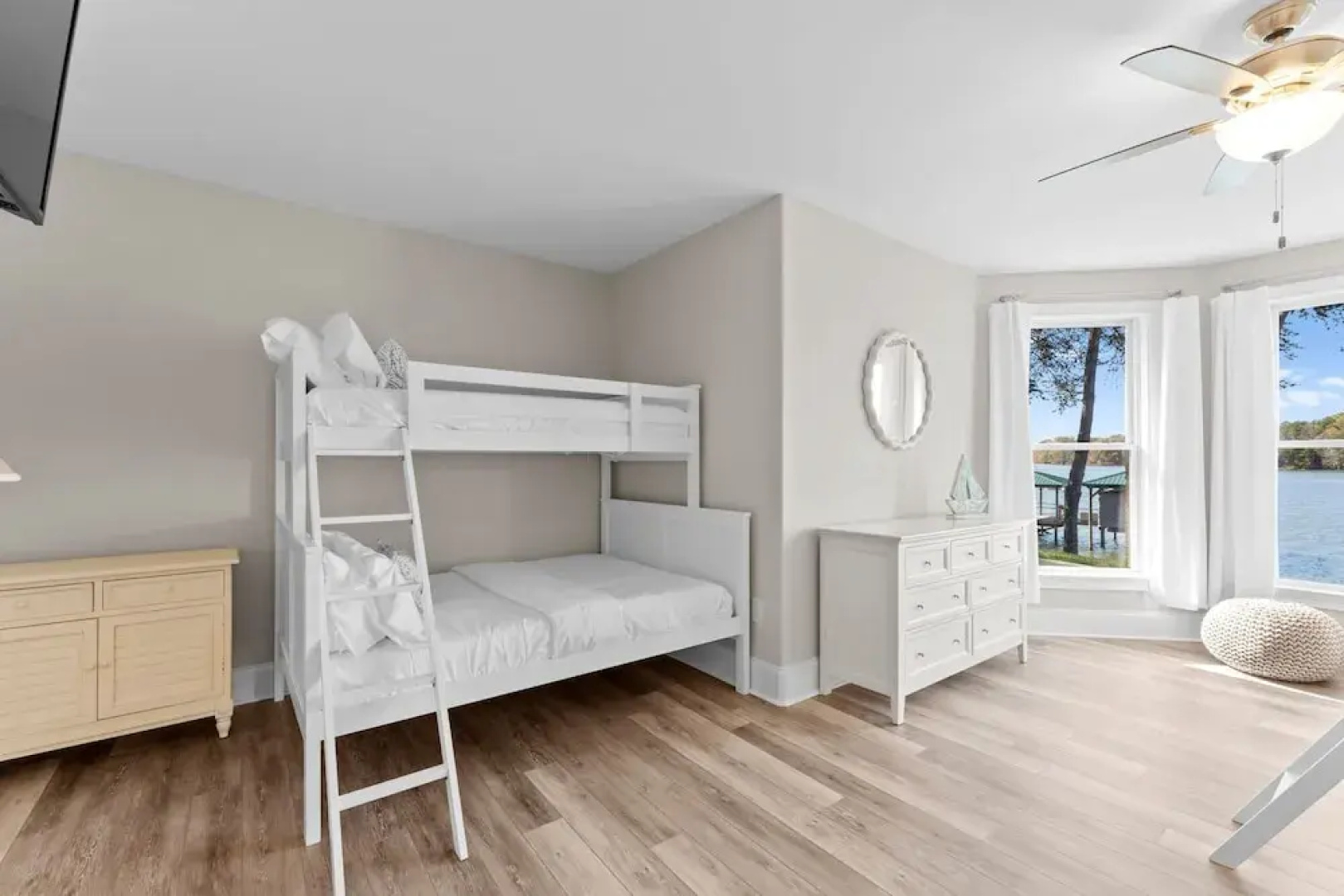 Sunset Pointe by Avantstay Waterfront Beach Fire Pit Sleeps 14 5bdr 4BA