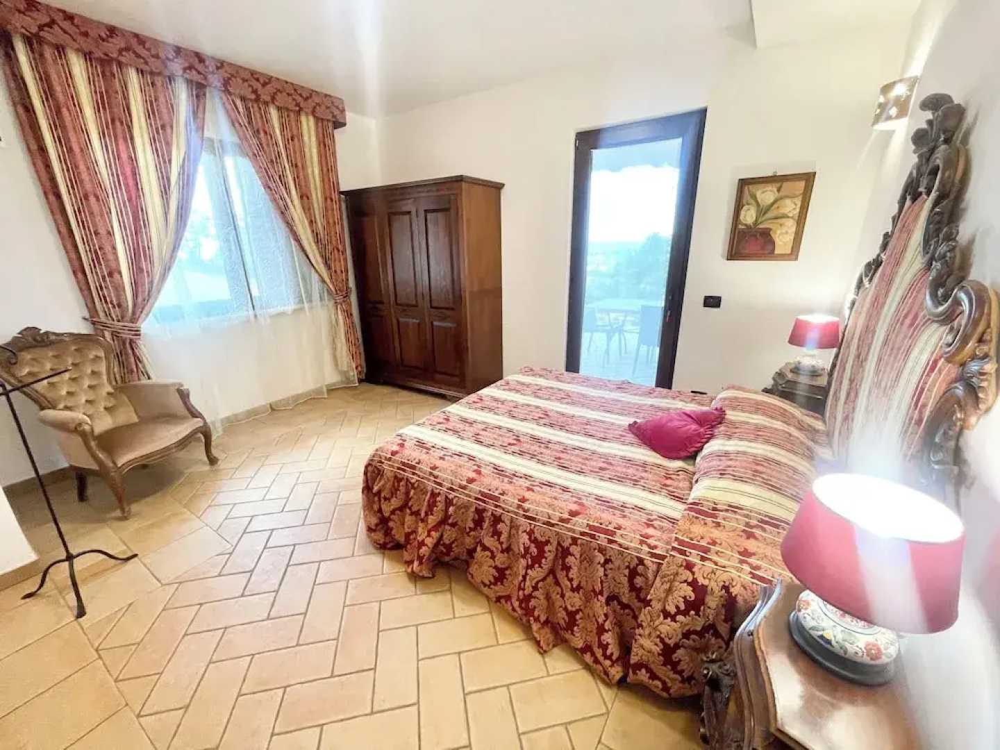 Charming Villa in Umbria - Sleeps 16 - Lake View - Pool, Jacuzzi and Events Room
