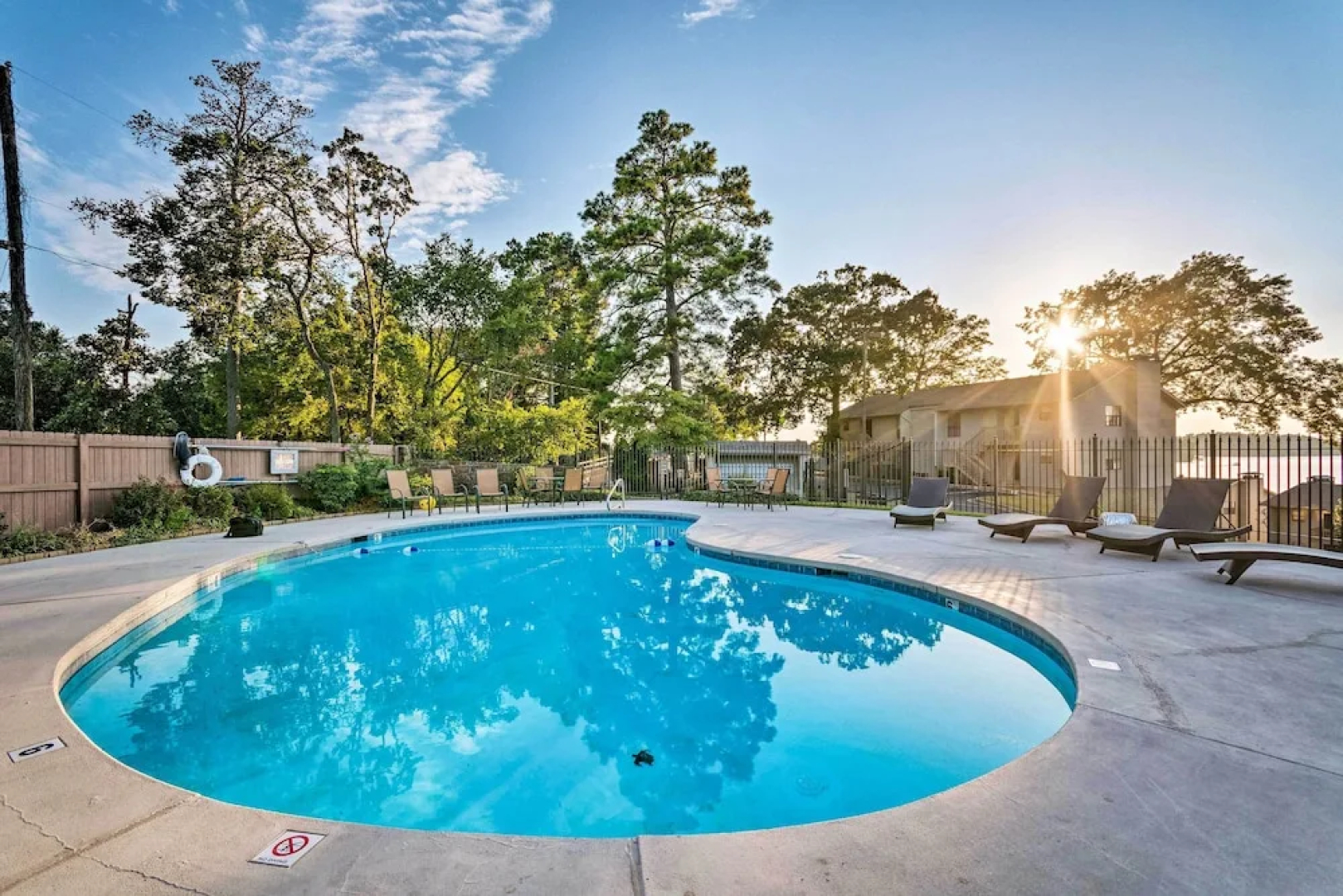 Sunset-view Resort Condo on Lake Hamilton!