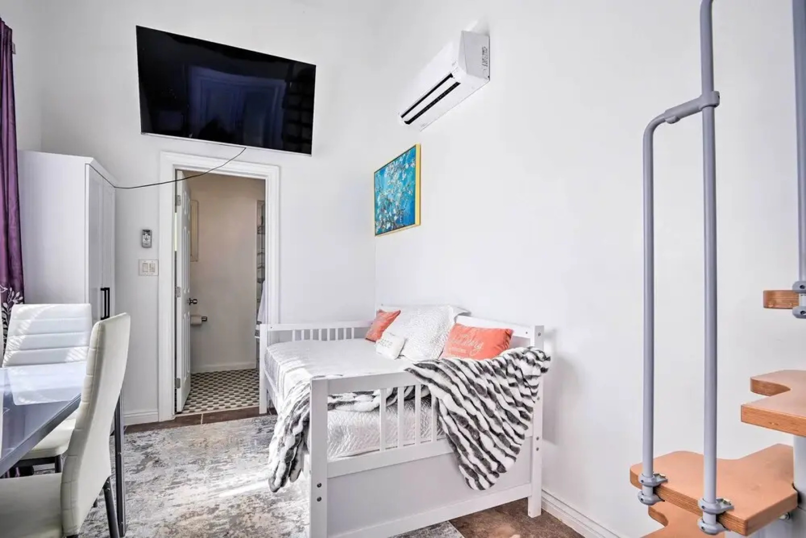 Chatsworth Studio w/ Mountain Views!