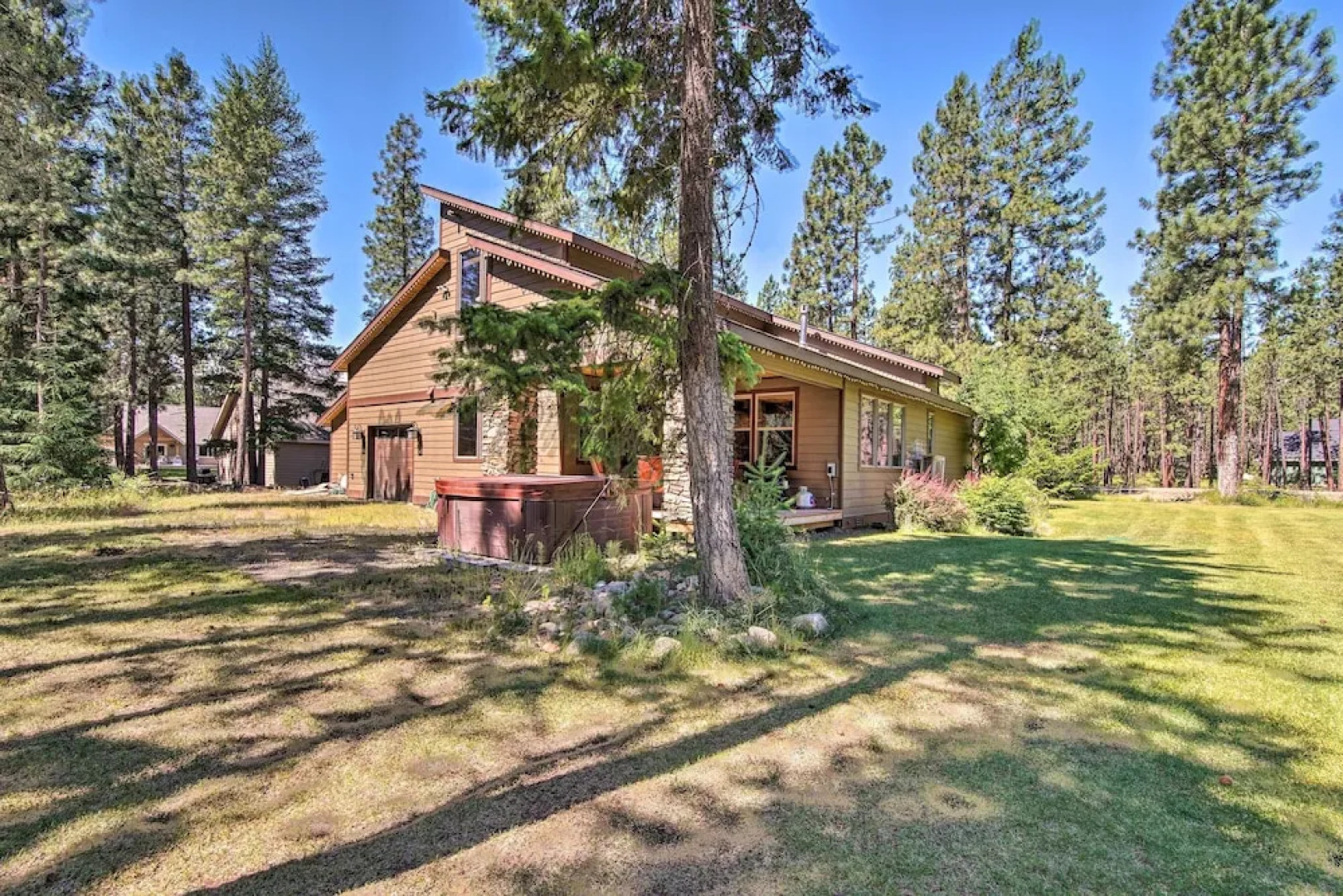 Modern-rustic Ronald Getaway: Hot Tub, Grill!