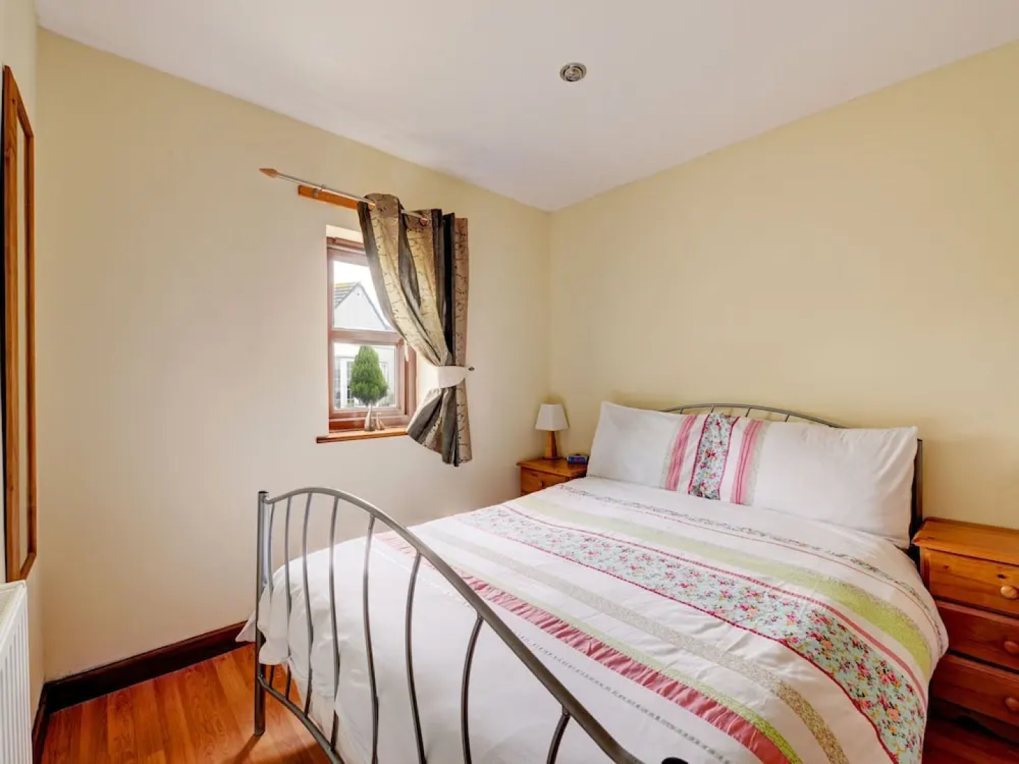 Holiday Home With French Doors to Sunny Terrace and Private Parking