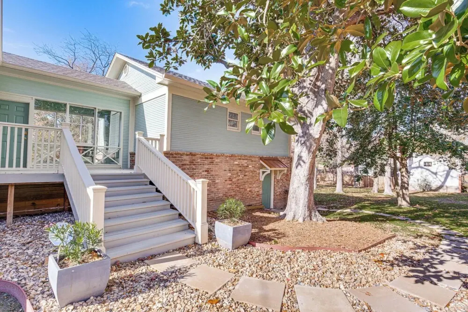 2 Mi to Tyler Rose Garden: Vibrant Apartment!