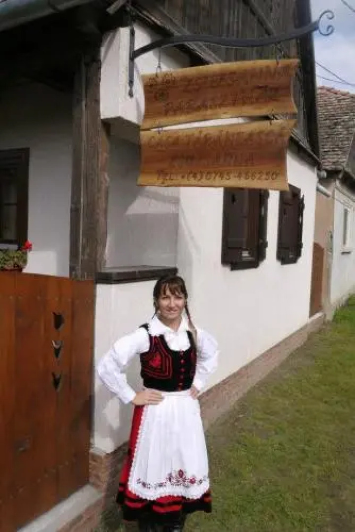 Zsuzsanna Paraszthaz