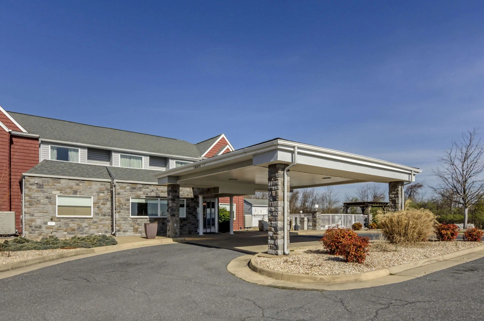 Clarion Pointe Staunton East