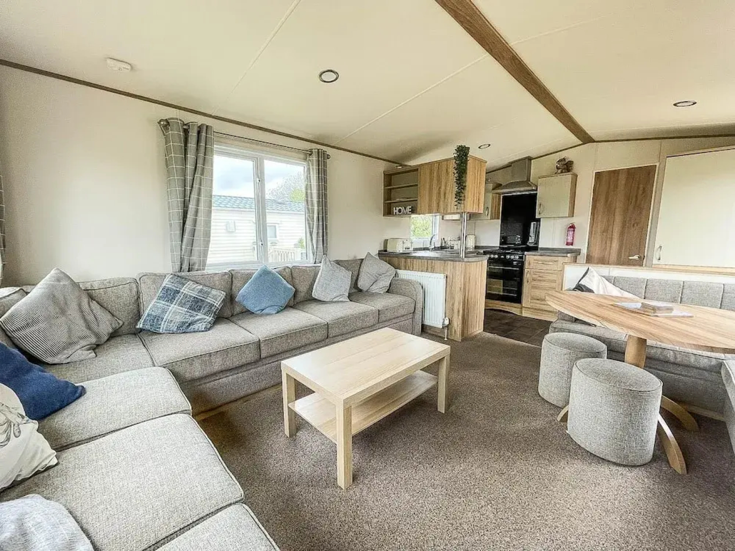 Caravansleeps6-hottub-garden-waterwonderland