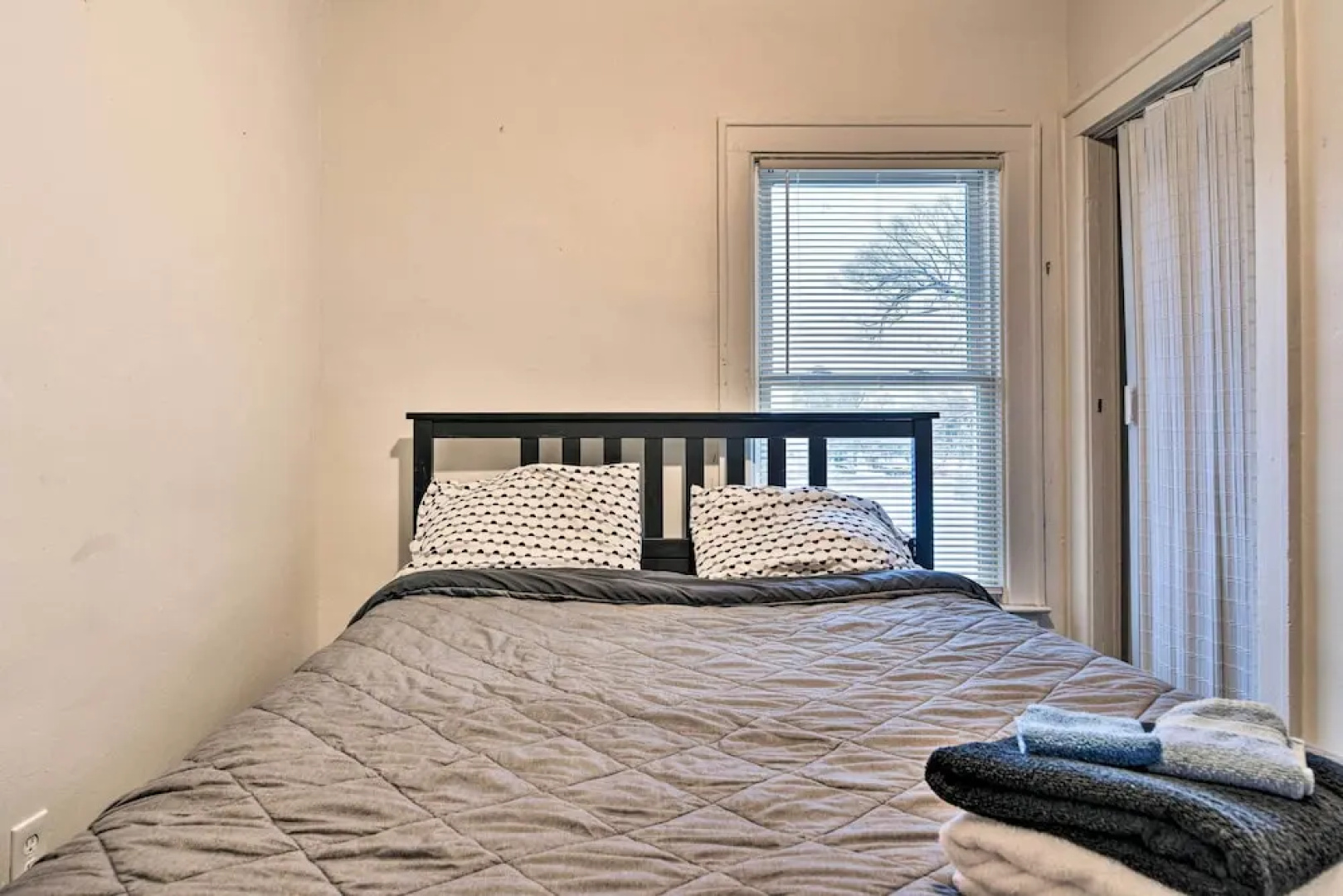 Awesome Detroit Apartment < 3 Mi to Midtown!