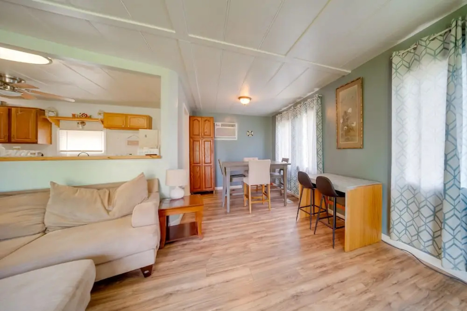 Cozy Geneva Home: Walk to Lake Erie & Main Strip!