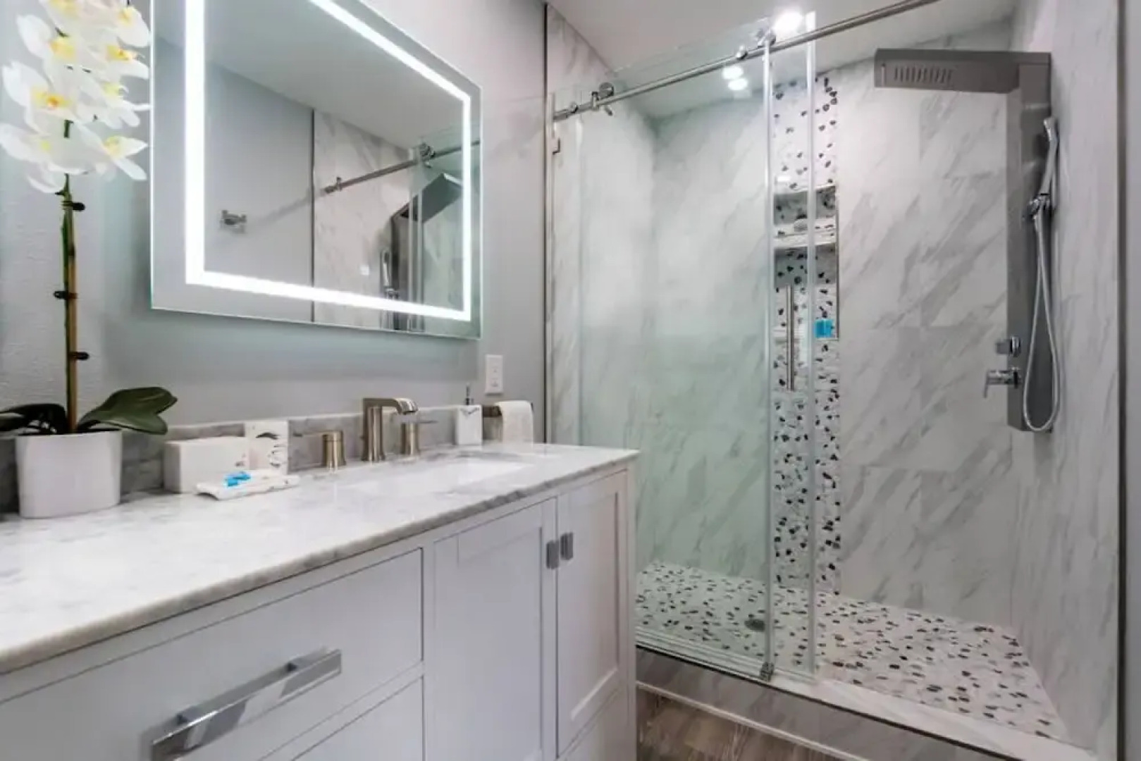 Villa Capri - Waterfront Retreat With Heated Pool