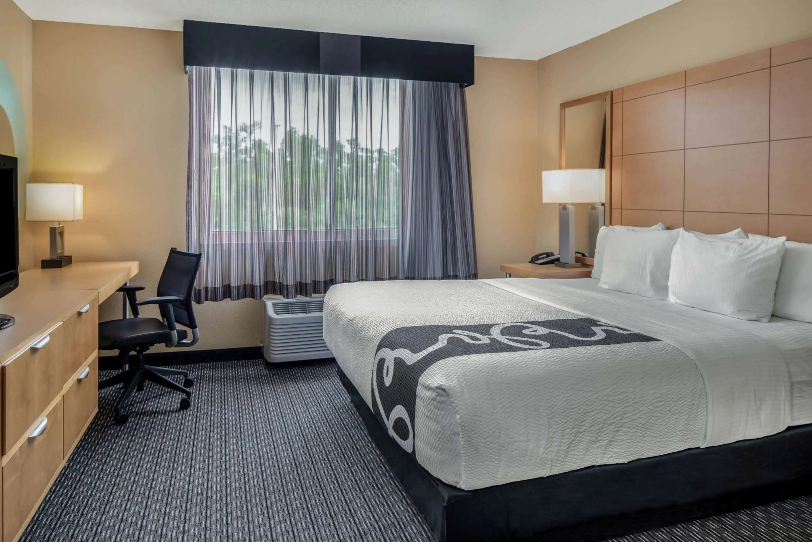 La Quinta Inn & Suites by Wyndham Naples Downtown