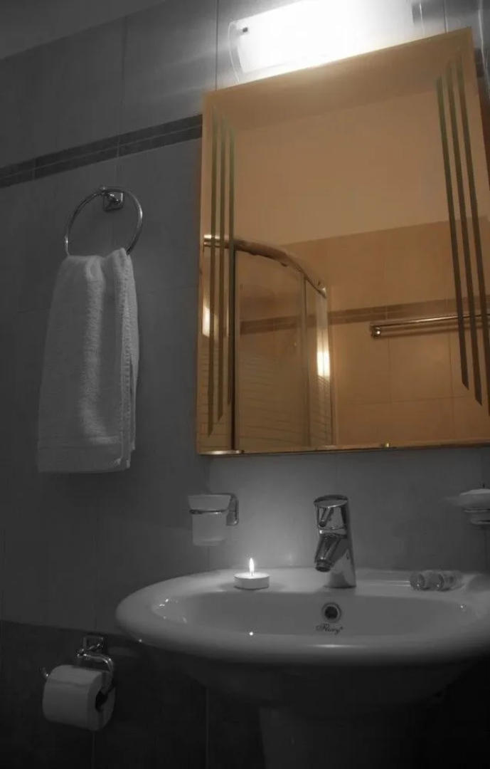 Saronis Hotel
