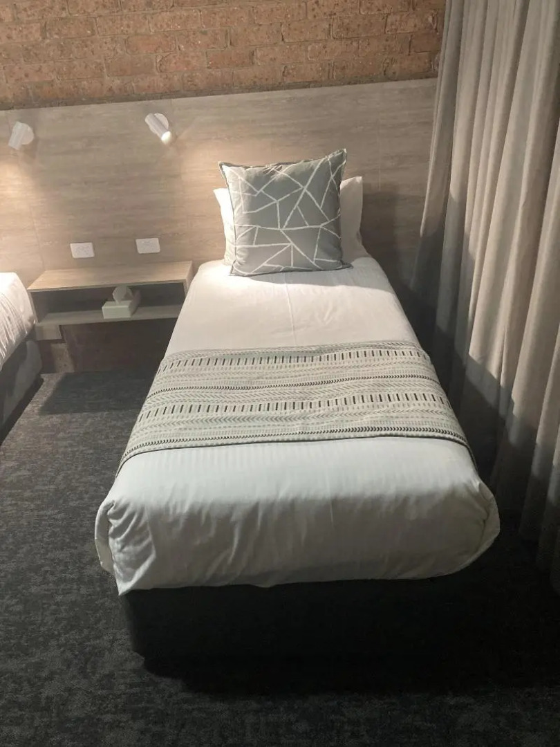 Hamilton's Henry Parkes Motor Inn, Parkes