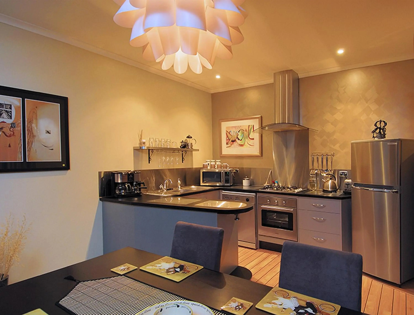 Romantic Getaways at Riverview Rise Retreats