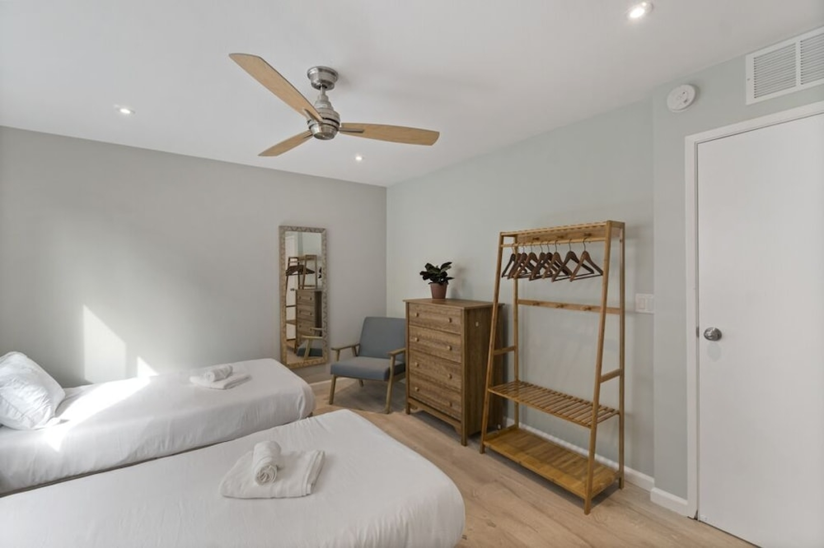 2BR Apt with Extended Deck Frontyard