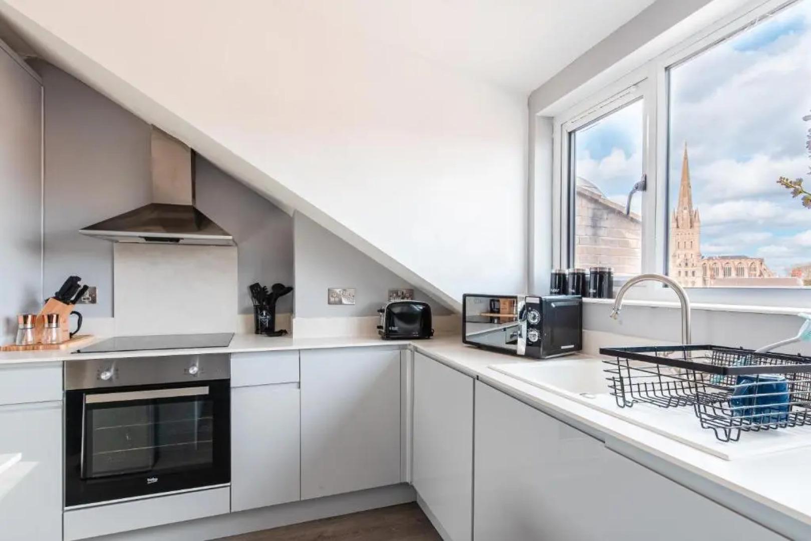 Lovely 2-bed double en-suite with Cathedral views