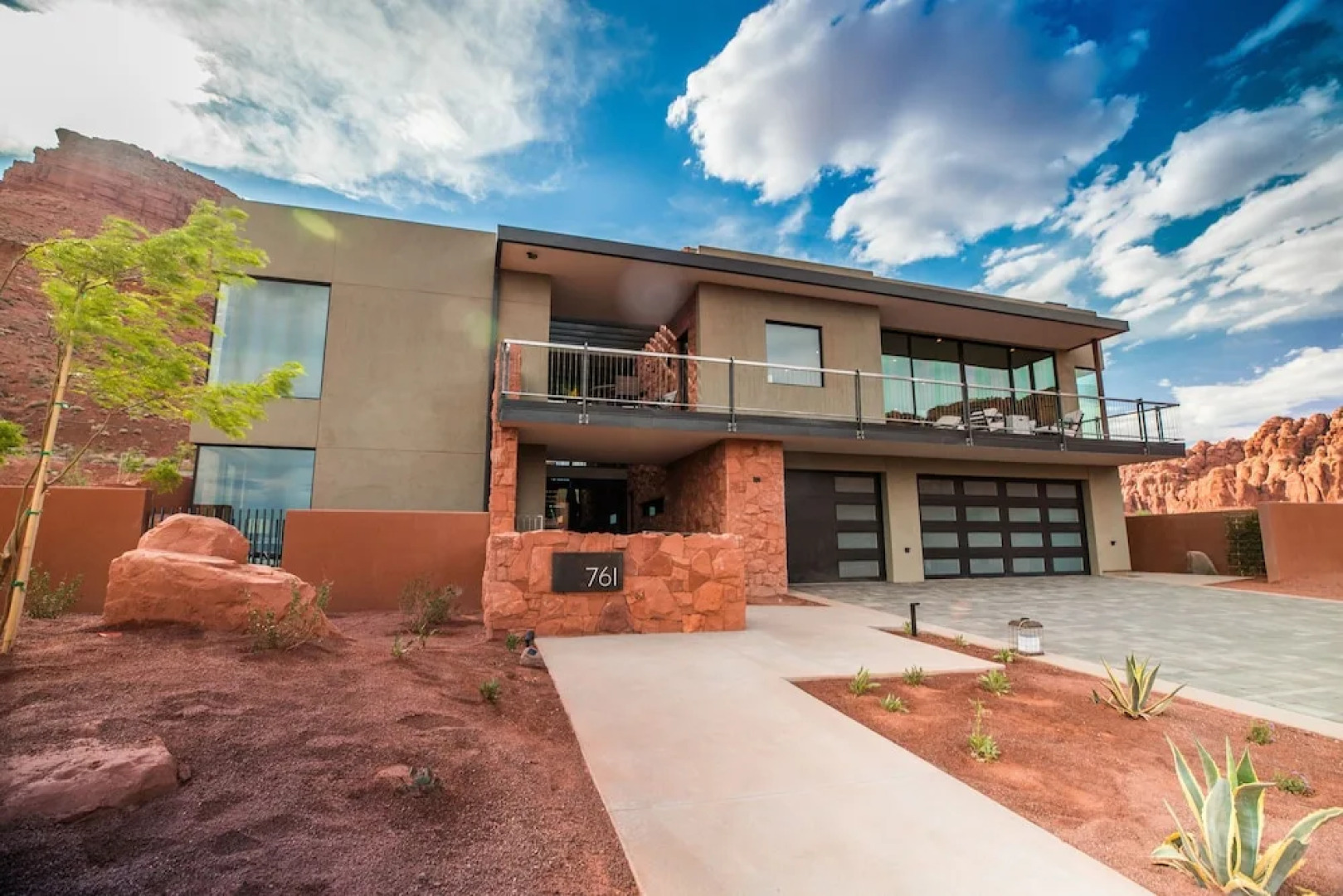 Luxury Service 3 King Suites & Pool – Sleeps 8 – Daily HK home