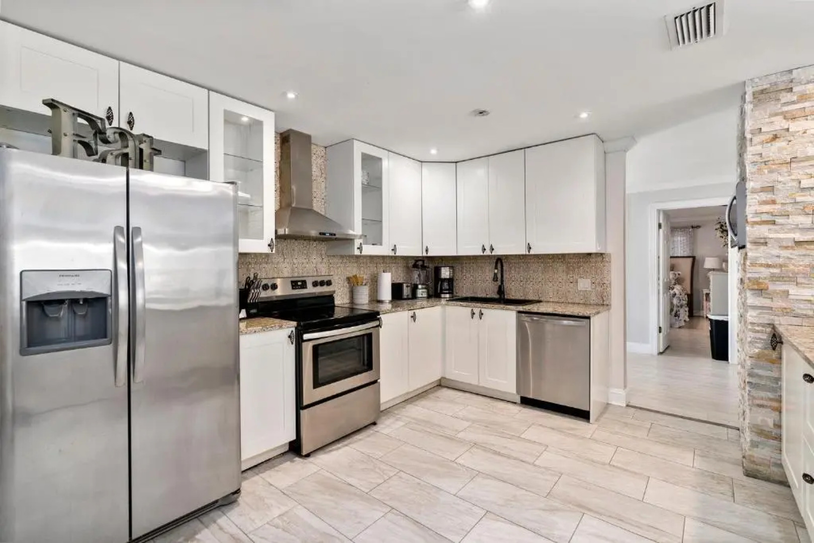 Beautiful home- Private getaway-Heated Pool/Hottub