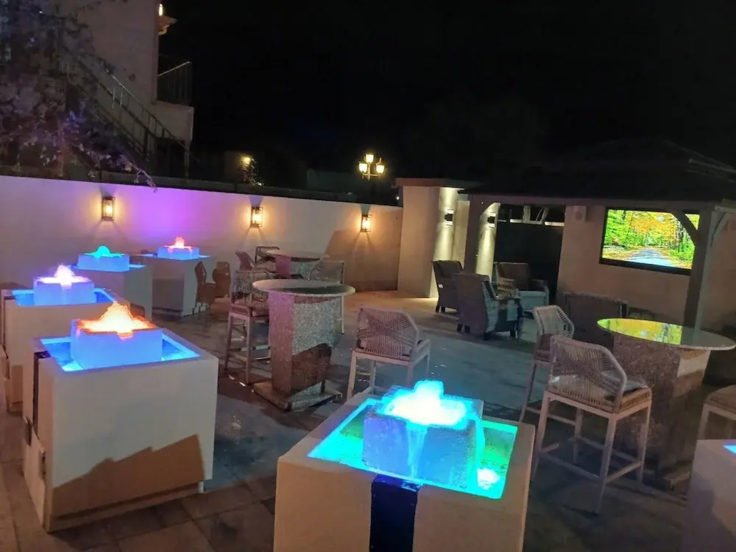 Deluxe 6 Inn & Suites