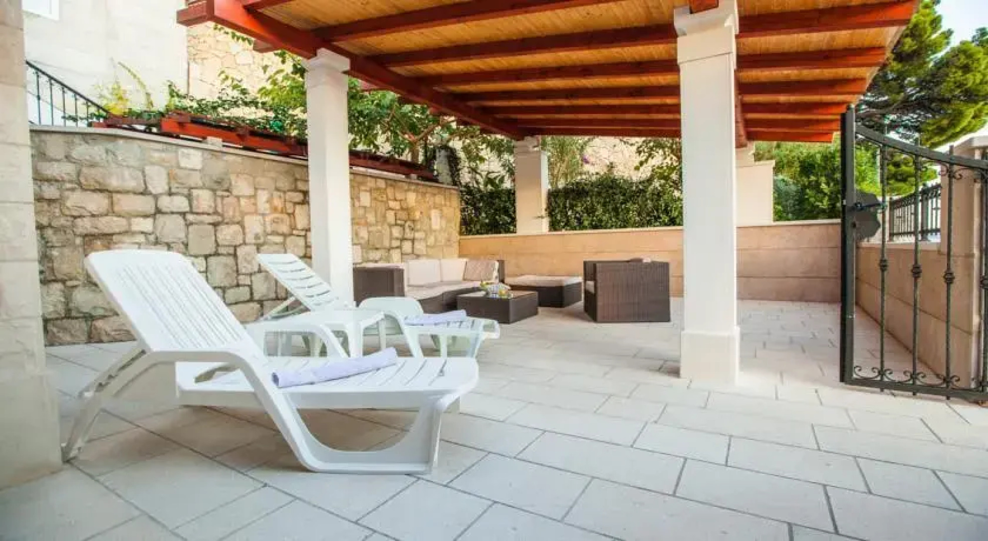 Beach Apartments Laura