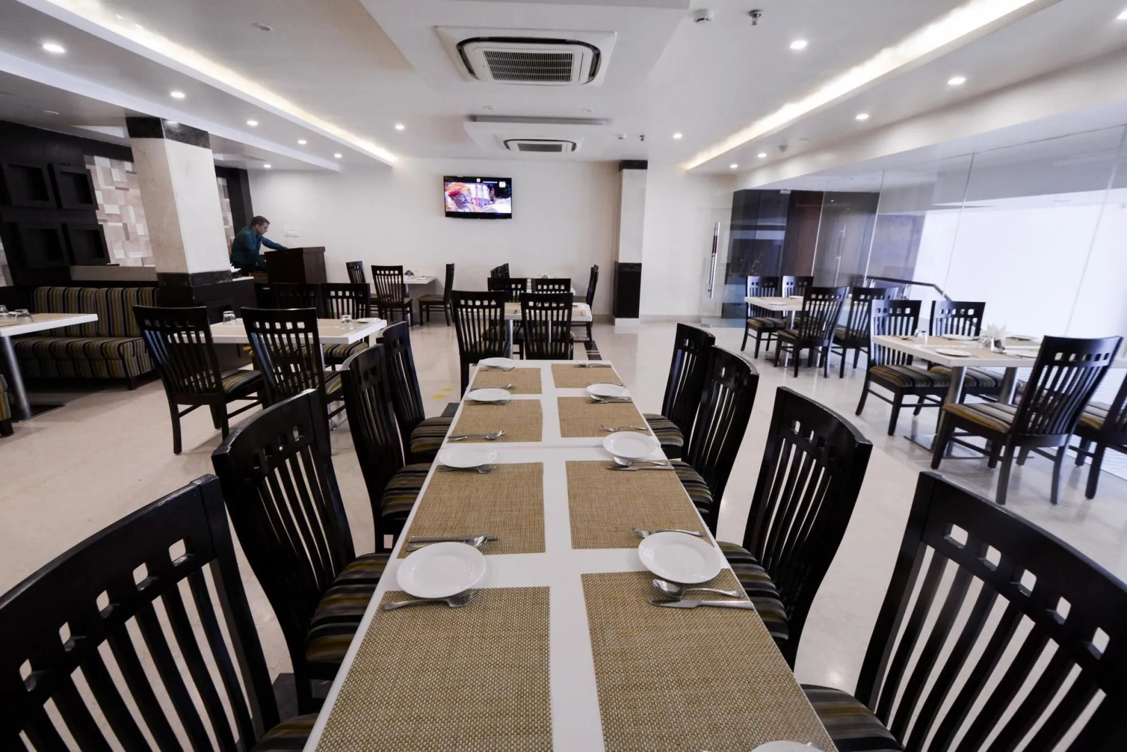 OYO Premium JHV Mall Cantonment