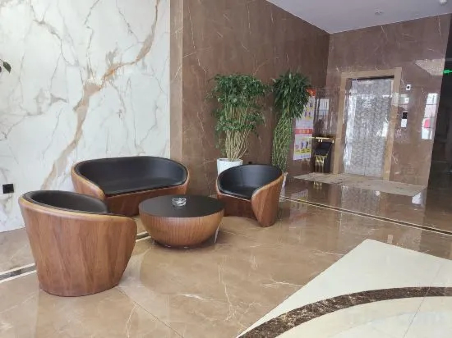 Ejin Tianxia Huyang Guesthouse