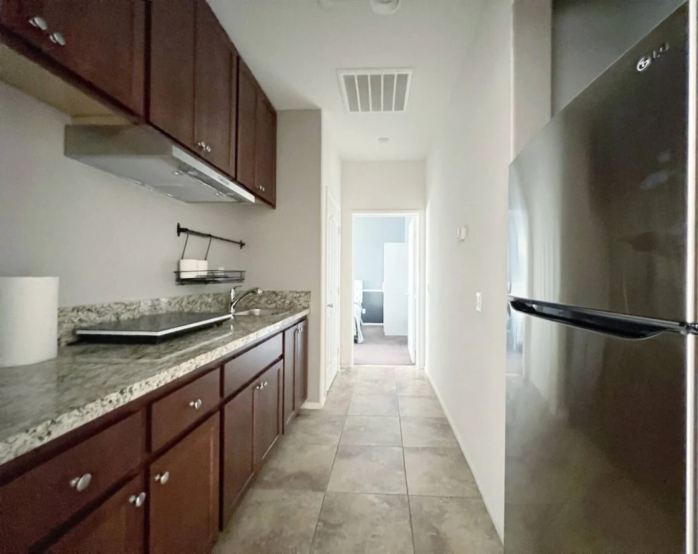 Room in House - Cheerful And Cozy one Large Bedroom