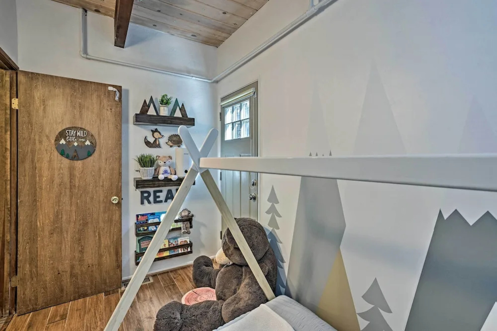 Stunning Mountain-top Getaway w/ Multi-level Decks