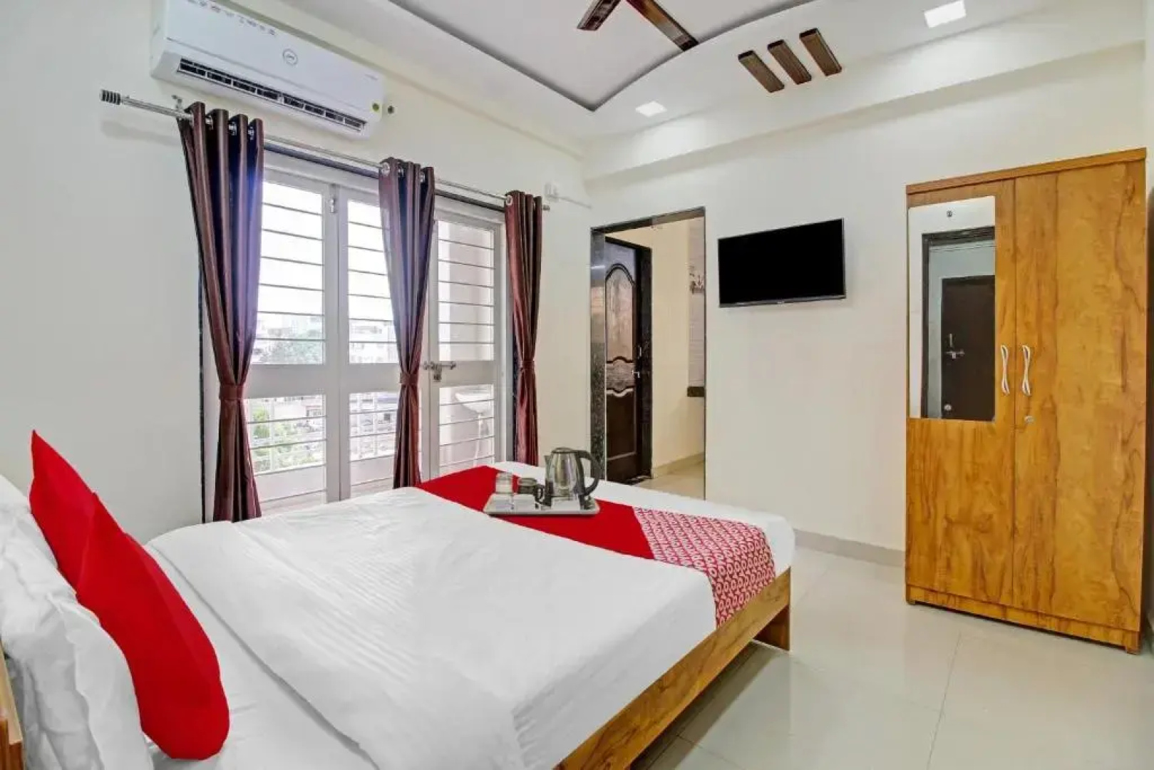 Oyo Flagship 93292 Hotel White House