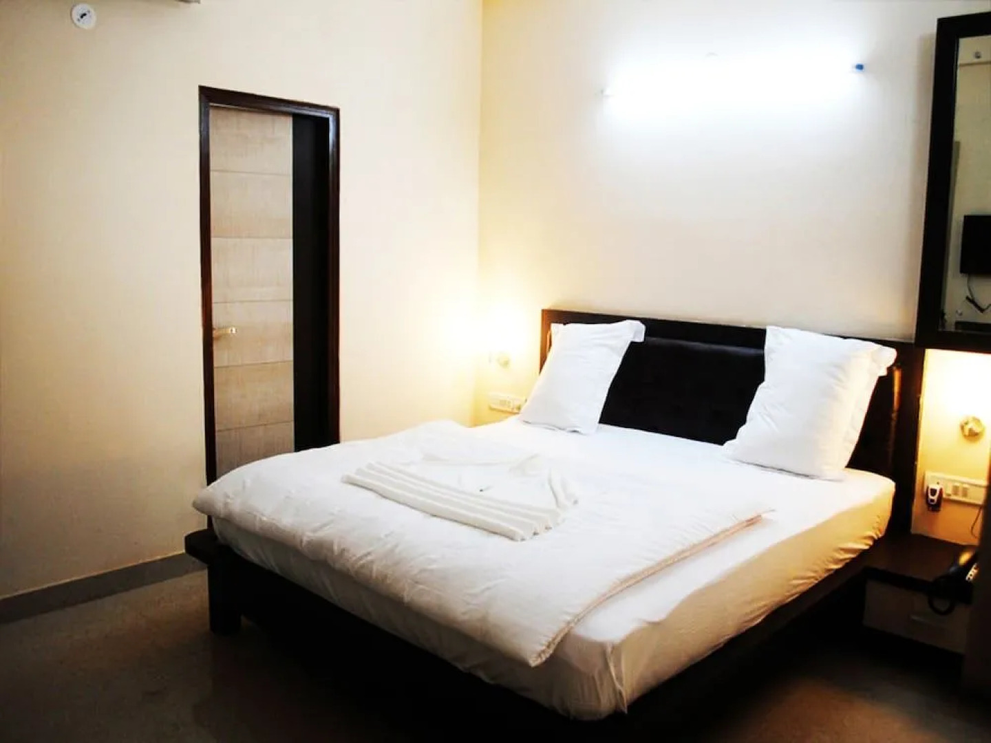 Deep Hotel & Restaurant