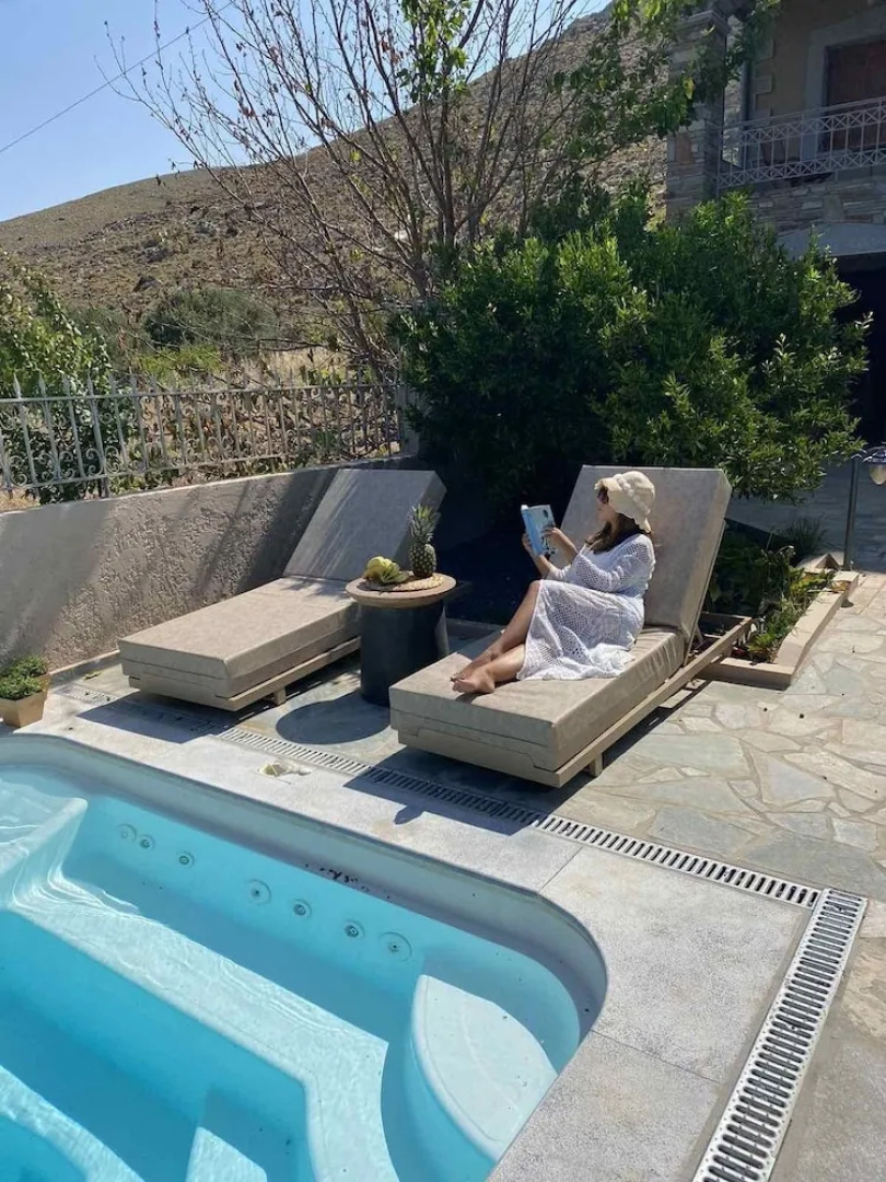 Oniropetra Luxury Suites