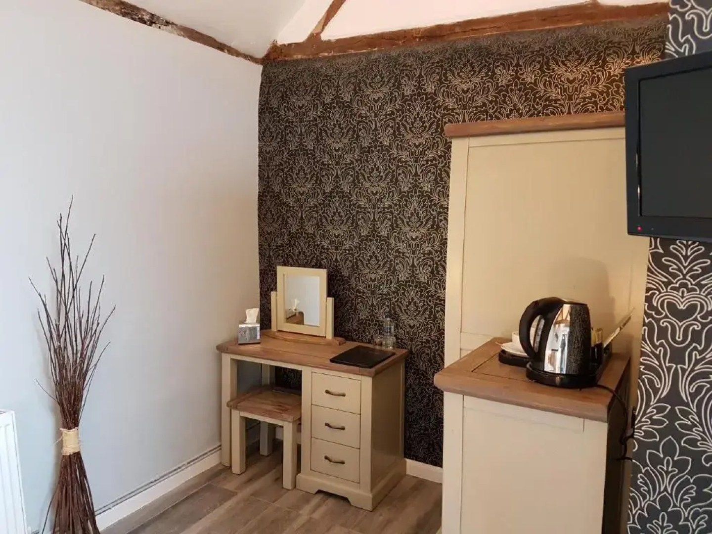 Curly Tail Accommodation