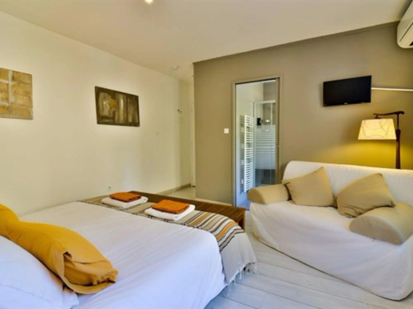 Les Chambres dHôtes du Grand Mornas