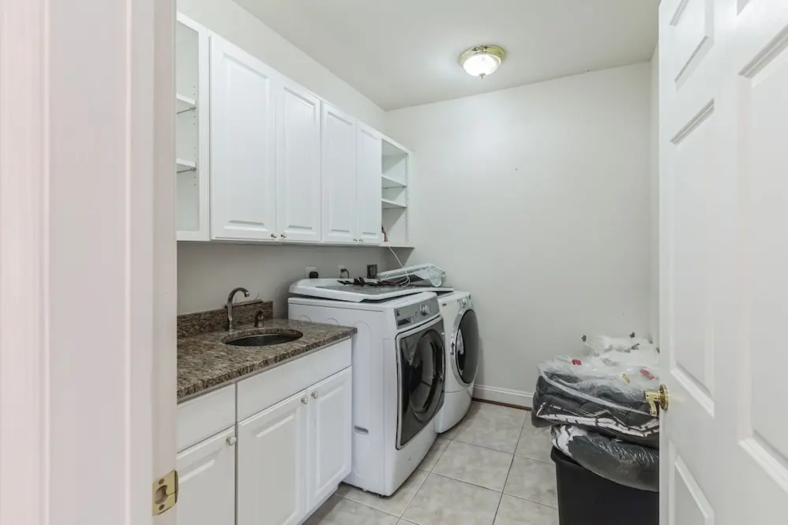 Bull Run Estate: Luxury Retreat W/ Scenic Views 6 Bedroom Home by RedAwning