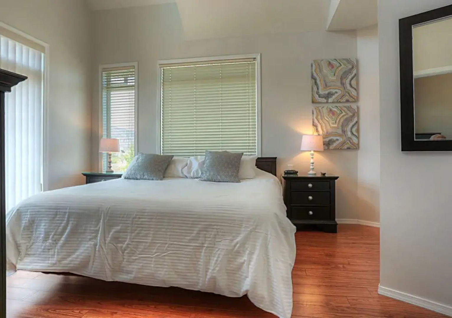 Discovery Bay Resort by Kelowna Resort Acc. - 80+ suites available