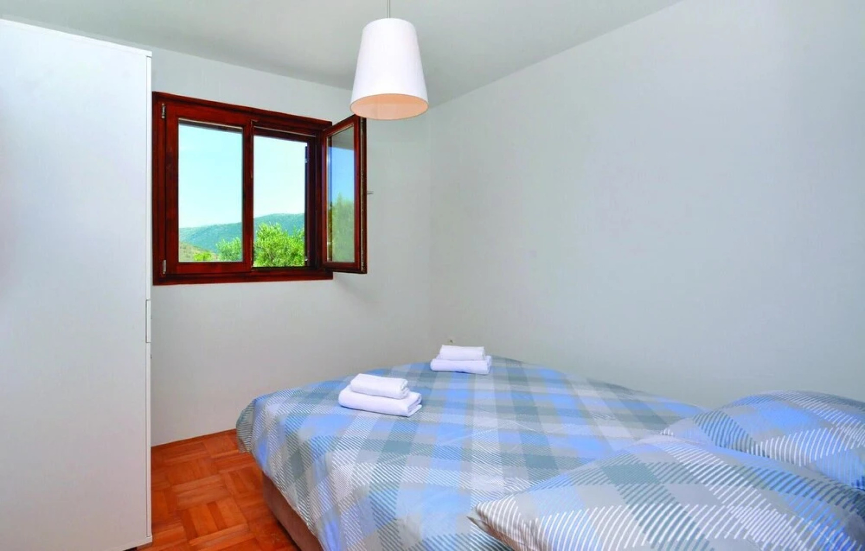 Amazing Home in Zrnovnica With Wifi and 2 Bedrooms