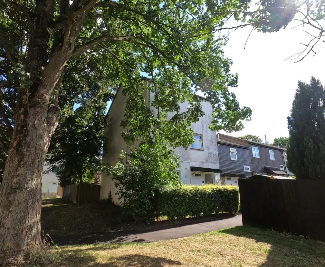 Hampton House Bookinn