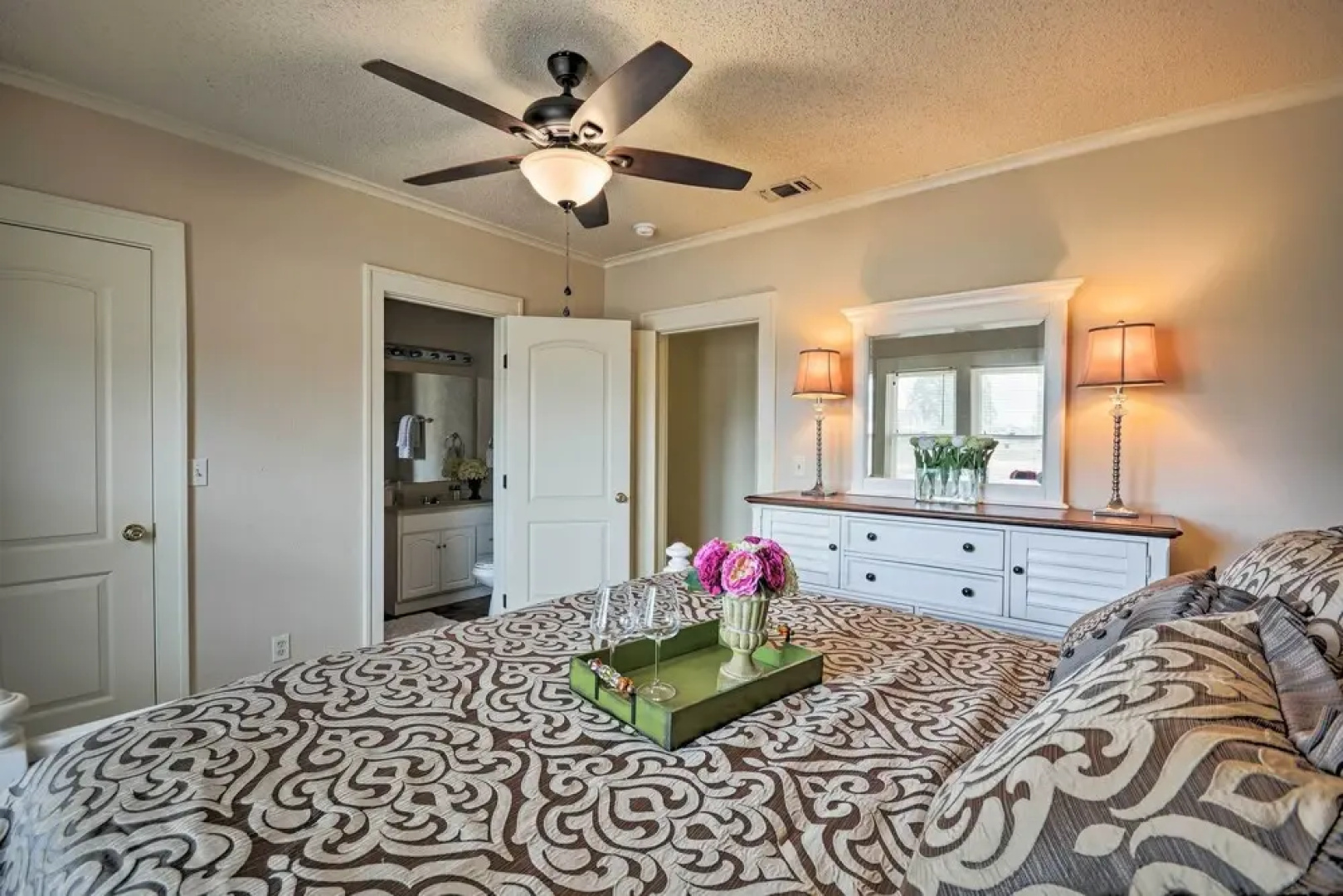 Inviting Lubbock Home > 1 Mi to Downtown