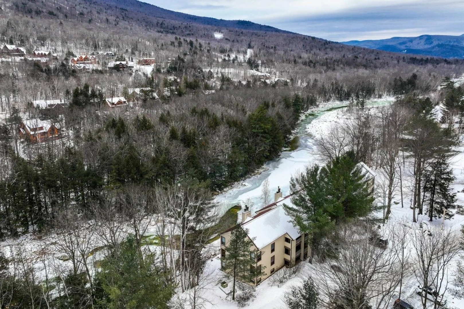 Riverfront Lincoln Condo: 1 Mi to Loon Mountain!