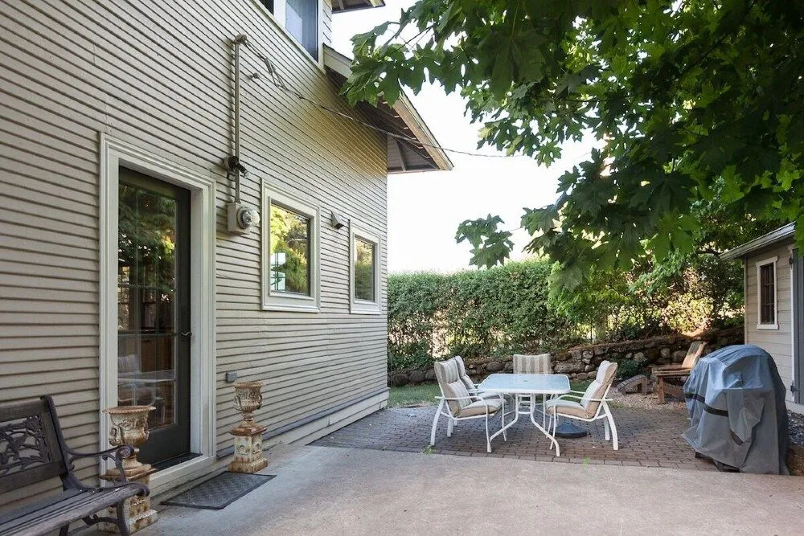 Cascade Chic 3 Bedroom Home by RedAwning