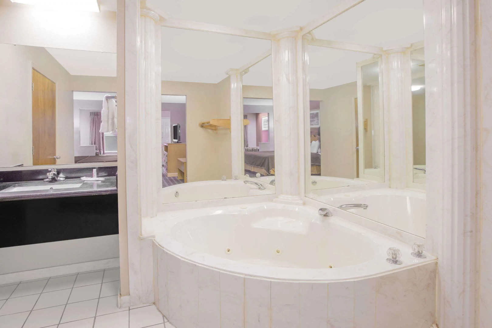 Days Inn & Suites by Wyndham Pine Bluff