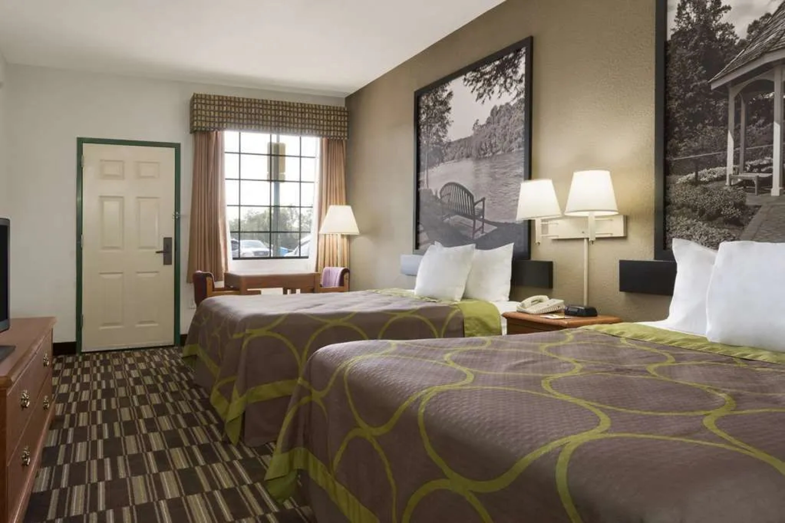 Super 8 Chatsworth / Dalton