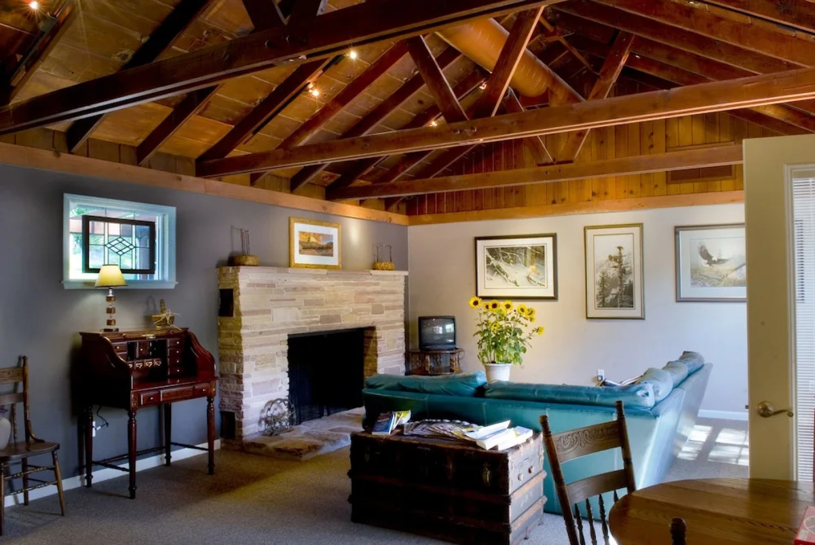 Queen's Inn By the River