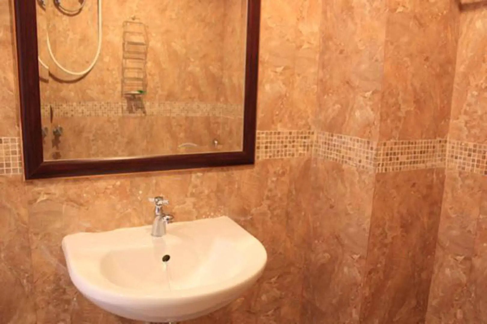 Maleez Lodge Hotel & Restaurant