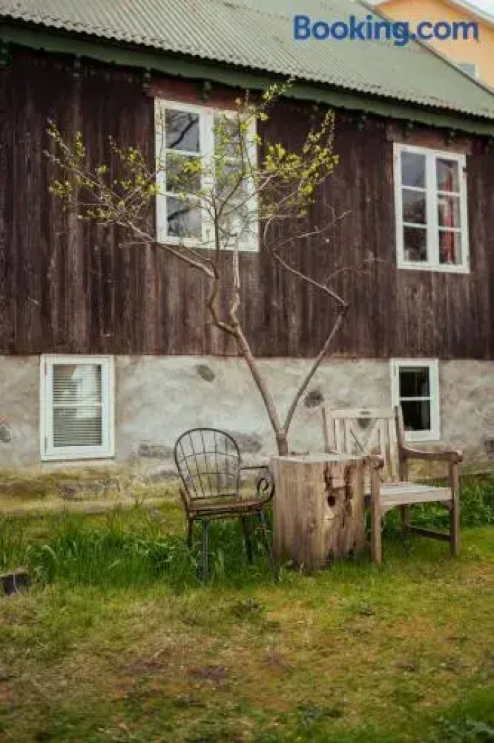 Old Fashioned House In The Heart Of T rshavn