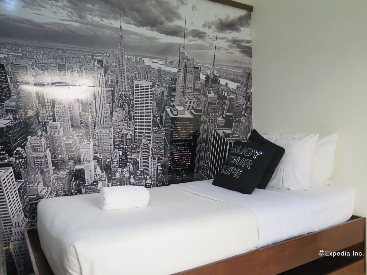 717 Cesar Place Hotel