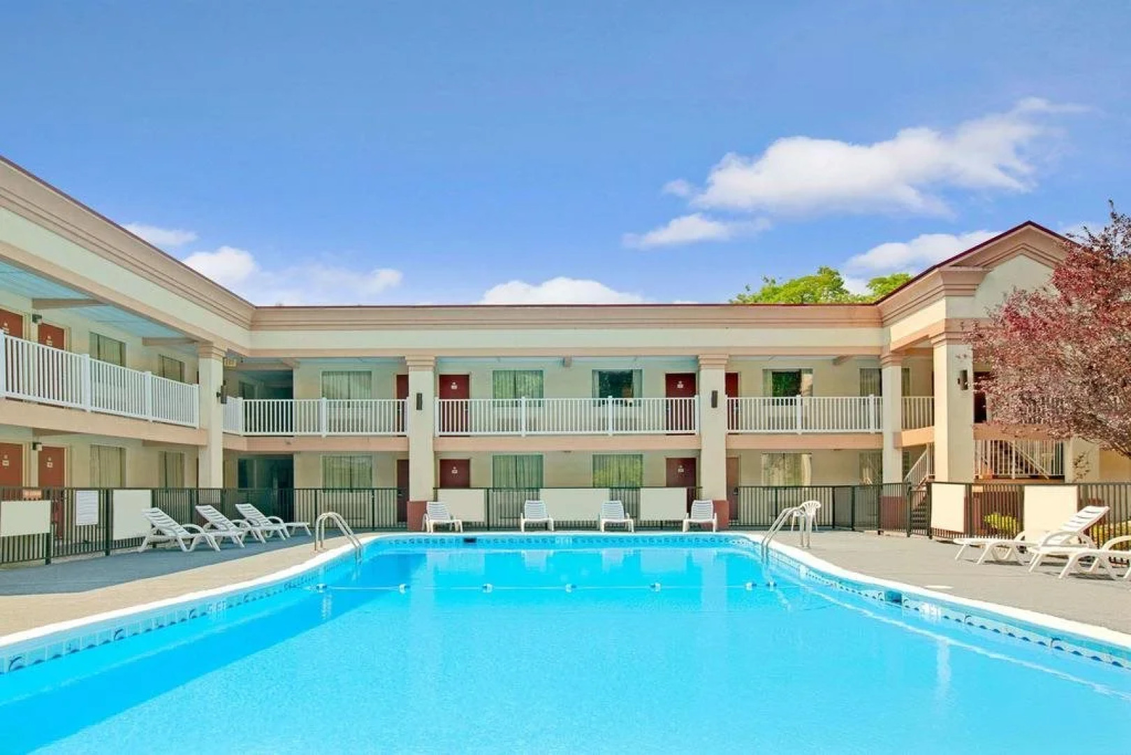 HomeTowne Studios by Red Roof Bordentown - McGuire AFB